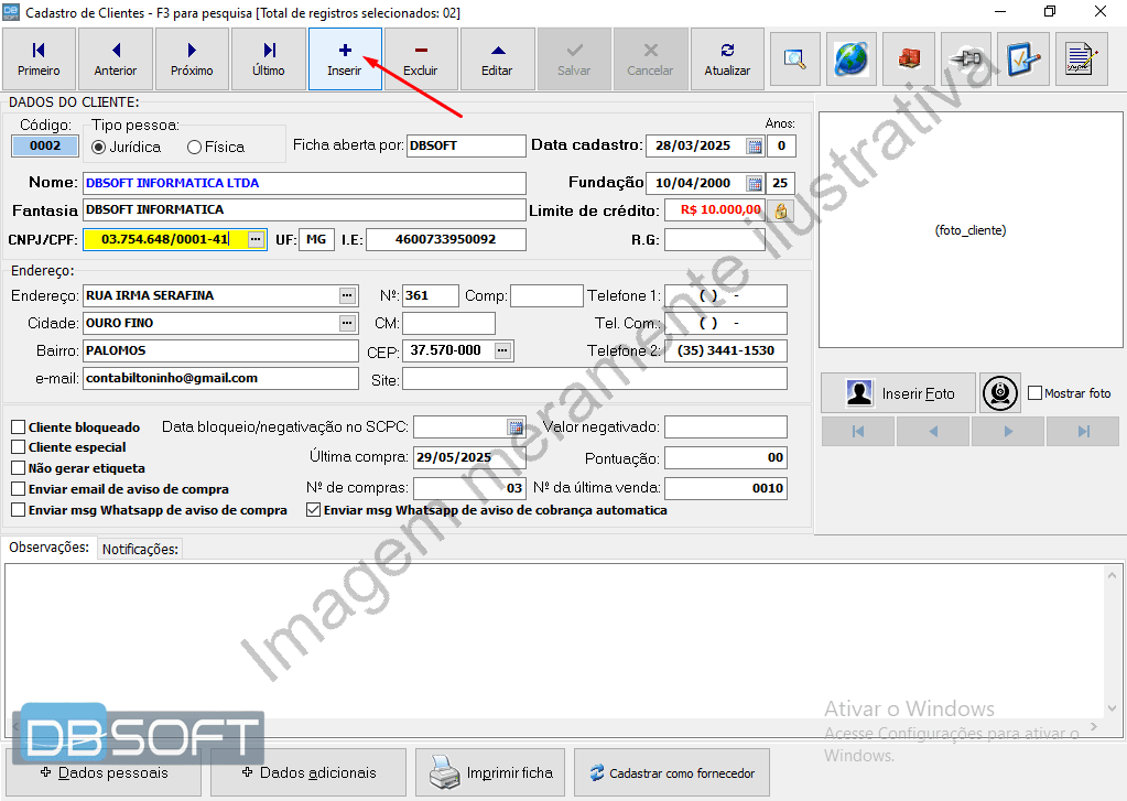 Botão "Inserir" na janela de cadastro de clientes está localizado no menu de botões superior da tela de cadastro.